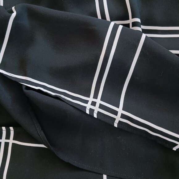 R essentials Womens Top Size Medium White Geometric Black White Stapes Lining - Picture 5 of 8